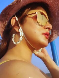 Srabanti Chatterjee: জলের মাঝে হলুদ আকর্ষণীয় পোশাকে শ্রাবন্তী, ছবিতে উত্তাল নেট দুনিয়া