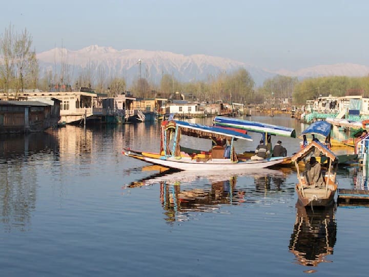 Kashmir Tour: कश्मीर को धरती का स्वर्ग कहा जाता है. हर साल लाखों की संख्या में सैलानी कश्मीर की खूबसूरत वादियों में घूमने आते हैं. यहां घूमने का प्लान बना रहे हैं तो इस टूर पैकेज में बुकिंग कराएं.