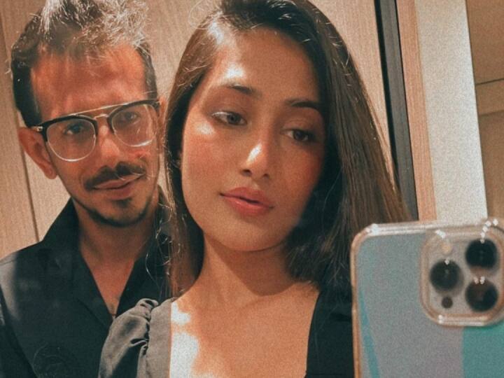 युजवेंद्र चहल और उनकी पत्नी धनश्री दोनों ही सोशल मीडिया पर काफी एक्टिव रहते हैं वह अक्सर एक-दूसरे के साथ रोमांटिक फोटोज अपने फैंस के बीच साझा करते रहते हैं.