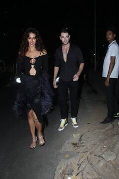 Disha Patani Pics: रूमर्ड बॉयफ्रेंड एलेक्जेंडर एलेक्स के साथ पार्टी में पहुंची दिशा पाटनी, ब्लैक में ट्विनिंग करती आईं नजर