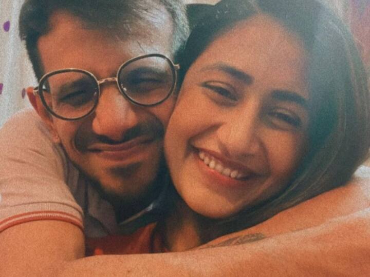 चहल द्वारा शेयर किए गए इस तस्वीर में धनश्री और वो एक खूबसूरत नजारे को अपनी बालकनी से निहारते नजर आ रहे हैं. उनकी यह तस्वीर सोशल मीडिया पर बड़ी तेजी से वायरल हो रही है.