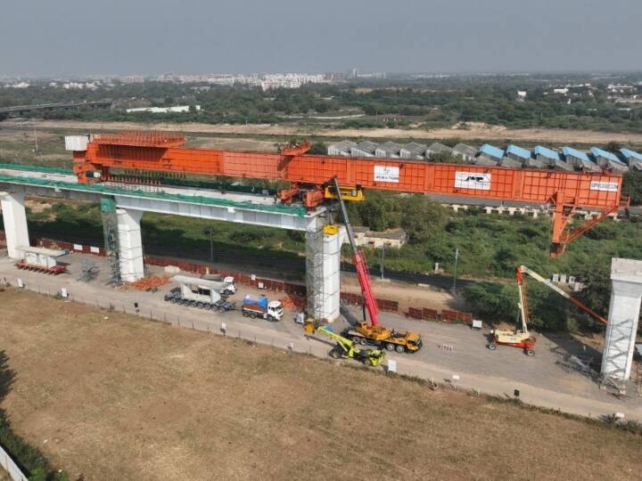 Bullet Train Images: नेशनल हाई-स्पीड रेल कॉर्पोरेशन लिमिटेड (NHSRCL) के प्रबंध निदेशक राजेंद्र प्रसाद ने बताया कि, अगस्त 2027 के अंत तक गुजरात में हाई-स्पीड ट्रेनों के संचालन की कोशिश करेगा. मुंबई-अहमदाबाद हाई-स्पीड रेल गुजरात, दादरा और नगर हवेली और महाराष्ट्र राज्यों से होकर गुजरेगी.