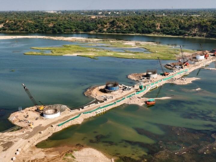 अहमदाबाद-मुंबई बुलेट ट्रेन (Ahmedabad-Mumbai Bullet Train Route) के पूरे मार्ग में 12 स्टेशन होंगे - आठ गुजरात में और चार महाराष्ट्र में होंगे. गुजरात के स्टेशनों में शामिल हैं- वापी, बिलिमोरा, सूरत, भरूच, वडोदरा, आनंद/नडियाद, अहमदाबाद और साबरमती. महाराष्ट्र के स्टेशनों में मुंबई (बीकेसी), ठाणे, विरार और बोईसर शामिल हैं.