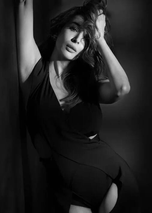 તસવીરોમાં મલાઈકા બ્લેક સ્ટ્રીપ ડ્રેસ પહેરીને કેમેરા માટે ખૂબ જ સેક્સી પોઝ આપી રહી છે.