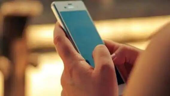 Cache - જો તમારો ફોન અચાનક યૂઝ કરતા ચાલતા ચાલતા બંધ થઇ જાય છે, કે પછી હેન્ગ થઇ જાય છે, તો આની પાછળ એપ Cache એક કારણ હોઇ શકે છે. આવામાં સ્પીડને ઠીક રાખવા માટે એપ Cacheને ડિલીટ કરતાં રહો.