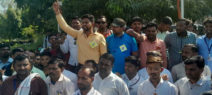 यासह विविध मागण्यांसाठी ग्रामपंचायत संगणक परिचालक कर्मचारी संघटनेच्यावतीने विधानभवनावर मोर्चा काढण्यात आला.