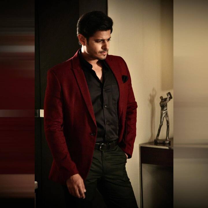 नील भट्ट ने अपने स्ट्रगल के दिनों के बारे में बात करते हुए एक इंटरव्यू में कहा था कि ''एक वक्त ऐसा भी था जब मैं बिल्कुल खाली था''. एक्टर ने कहा कि उन्हें एक-डेढ़ साल तक बिल्कुल भी काम नहीं मिला था. कई बार तो वो दो साल तक भी खाली बैठे रहे हैं. (Photo Credit- Instagram)