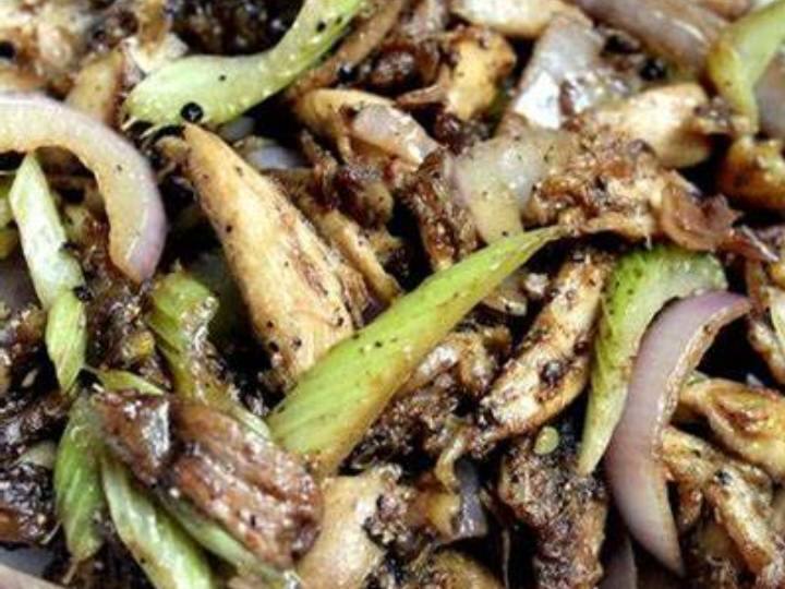 हम आपके लिए एक शानदार और स्वादिष्ट' स्नैक लेकर आए हैं जो आपको काफी ज्यादा पसंद आएगा. इस स्नैक की सबसे अच्छी बात यह है कि इसे काफी जल्दी में बनाया जा सकता है. इस रेसिपी के लिए आपको चिकन, अजवाइन, prunes और पनीर चाहिए.फिलिंग के लिए हमने यहां चिकन सीक कबाब का इस्तेमाल किया है, हालांकि, आप किसी भी प्रकार के बचे हुए चिकन या रेडीमेड स्मोक्ड चिकन आदि का उपयोग कर सकते हैं.