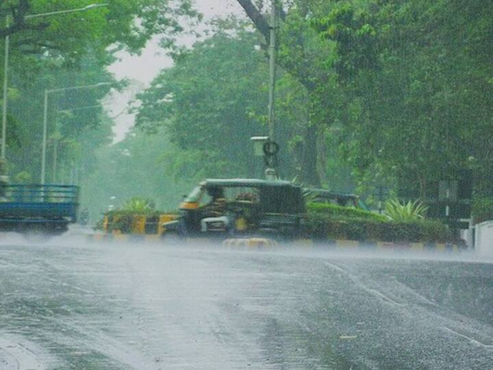 இது அடுத்த 48 மணி நேரத்தில் மேற்கு-தென்மேற்கு திசையில் மெதுவாக இலங்கை வழியாக குமரிக்கடல் பகுதிகளை நோக்கி நகரக் கூடும்