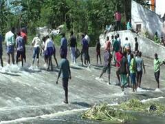 தருமபுரியில் உபரிநீர் வெளியேறும் இடத்தில் மீன் பிடித்து செல்லும் கிராம மக்கள்