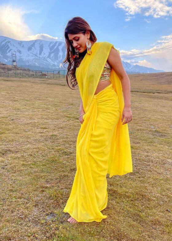 ती सतत सोशल मीडियावर अॅक्टिव्ह असते. हे सर्व फोटो अंजलीच्या इन्स्टाग्रामवरुन घेतले आहेत.
