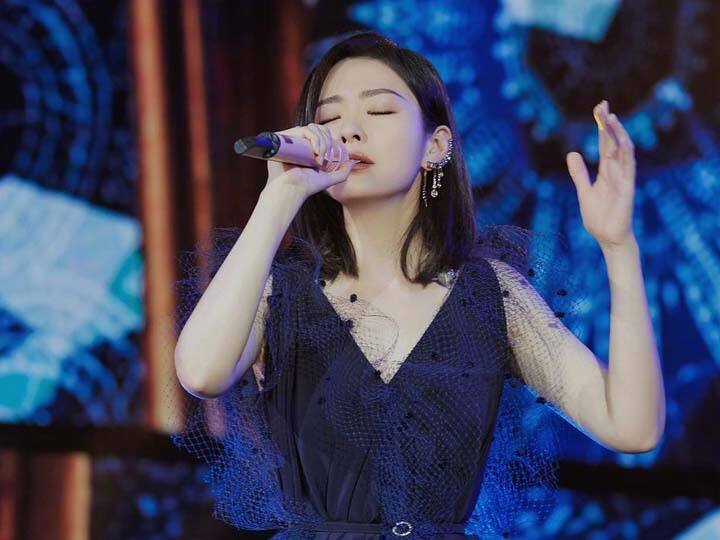 Who Is chinese singer Jane Zhang who infected herself with Covid 19 In China details inside Who Is Jane Zhang: कौन है ये चीनी सिंगर, जिसने खुद को किया कोरोना संक्रमित