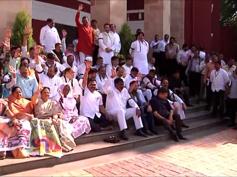 Nagpur Winter Session Maha Vikas Aghadi MLA raises in slogans against Karnataka and Shinde Govt in Vidhan Bhavan Protest by tying black belts Nagpur Winter Session : 'कर्नाटक सरकार मुजोरी करतंय, महाराष्ट्र सरकार कुंभकर्णासारखं घोरतंय'; कर्नाटक, शिंदे सरकारविरोधात मविआ आमदारांच्या घोषणा