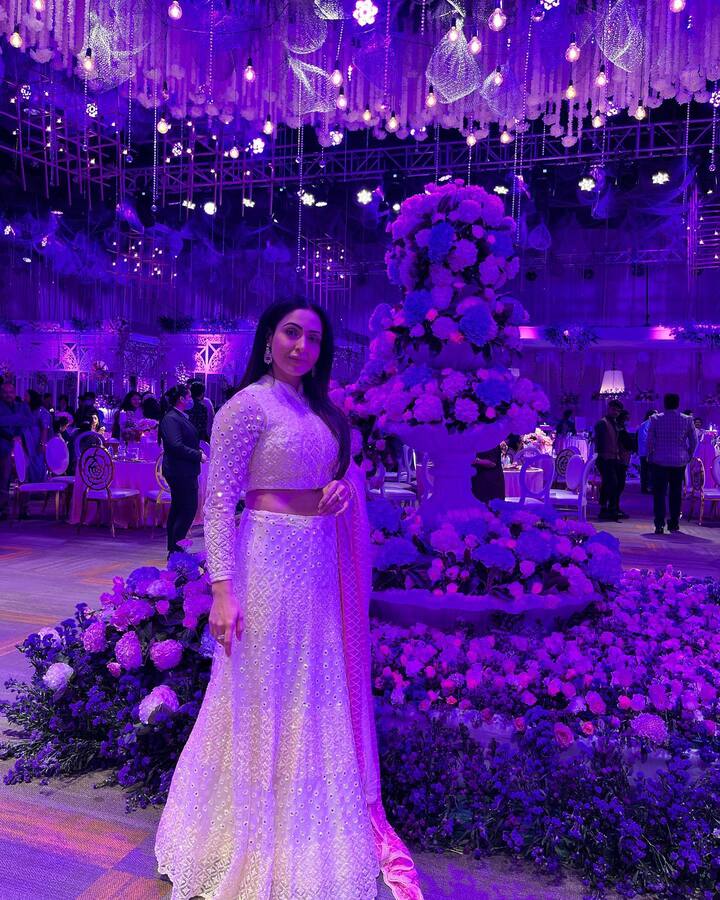 కళ్లు జిగేల్ అనిపించే విద్యుత్ కాంతుల్లో దేవకన్యలా కనిపిస్తోంది. Photo Credit: Nandini Rai/Instagram