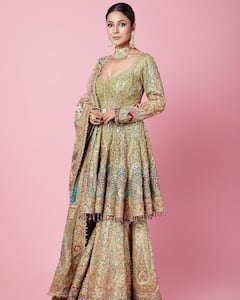 गोल्डन शरारा..सिर पर कढ़ाईदार दुपट्टा ओढ़ Shehnaaz Gill ने दिए शर्माते हुए पोज, एक्ट्रेस के अदाओं पर फैंस ने हारा दिल