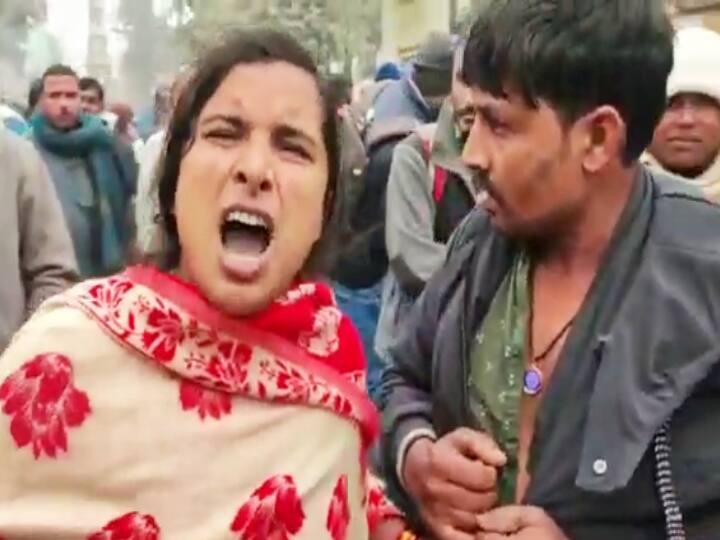 Bihar News: Wife beaten her husband on the Road in Darbhanga High Voltage Drama Video Viral ann Bihar News: पति का कॉलर पकड़ बीच सड़क पर पीटा, खींचते हुए थाने ले गई पत्नी, मामला जान लोग भी चौंके