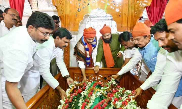 సీఎం జగన్ తో పాటు మంత్రులు ఆదిమూలపు, ఉపముఖ్యమంత్రి అంజాద్ బాషా