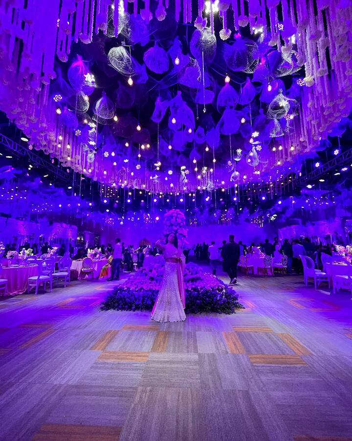 ఓ పెళ్లి వేడుకకు వెళ్లిన ఈ ముద్దుగుమ్మ అక్కడ తీసుకున్న ఫోటోలను అభిమానులతో పంచుకుంది.  Photo Credit: Nandini Rai/Instagram