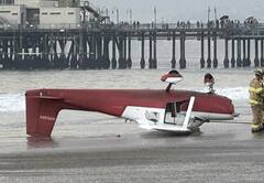 समुद्र किनारे क्रैश करते हुए विमान का वीडियो कैमरे में कैद, हो रहा है वायरल