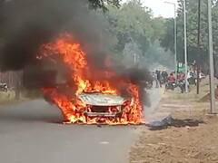 कौशांबी: धूं-धूंकर जलने लगी चलती कार, तहसील कर्मी समेत दो लोगों ने कूदकर बचाई जान