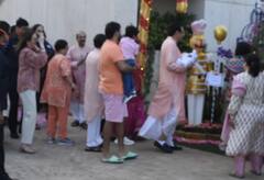 ईशा अंबानी मुंबईत दाखल, कुटुंबियांकडून जंगी स्वागत, जुळ्या बाळांचा फोटो व्हायरल