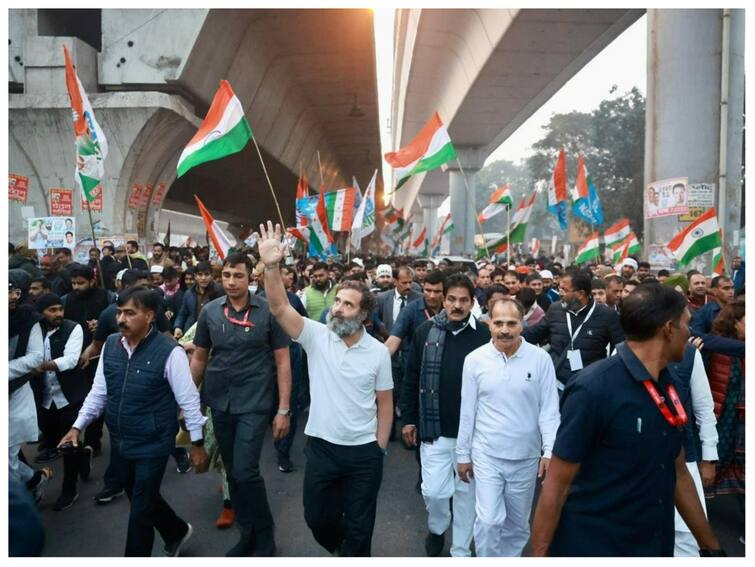 Sonia, Priyanka Join Rahul Gandhi In 'Bharat Jodo Yatra' In Delhi; Watch Sonia, Priyanka March With Rahul As Bharat Jodo Yatra Enters Delhi Amid Row With BJP Over Covid: Watch