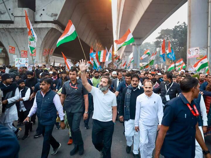 कांग्रेस की भारत जोड़ो यात्रा शनिवार को राजधानी दिल्ली पहुंची. हजारों की संख्या में कांग्रेसी सड़कों पर दिखाई दिए. कांग्रेस के पूर्व अध्यक्ष राहुल गांधी भी यात्रा में काफी जोश में नजर आ रहे थे.