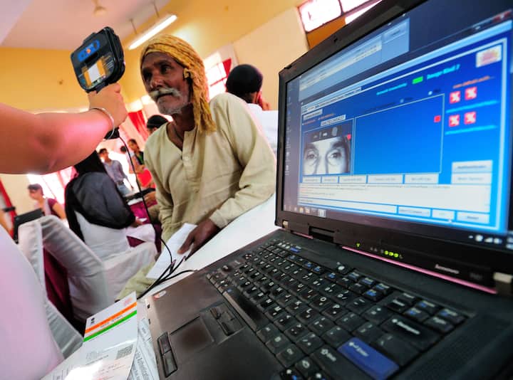 UIDAI বলেছে, একজন ব্যক্তি যদি আপনার আধার কার্ডের ১২ ডিজিটের নম্বর পায়, তবে সে কেবল এই নম্বর দিয়ে আপনার ব্যাঙ্ক অ্যাকাউন্ট হ্যাক করতে পারবে না।