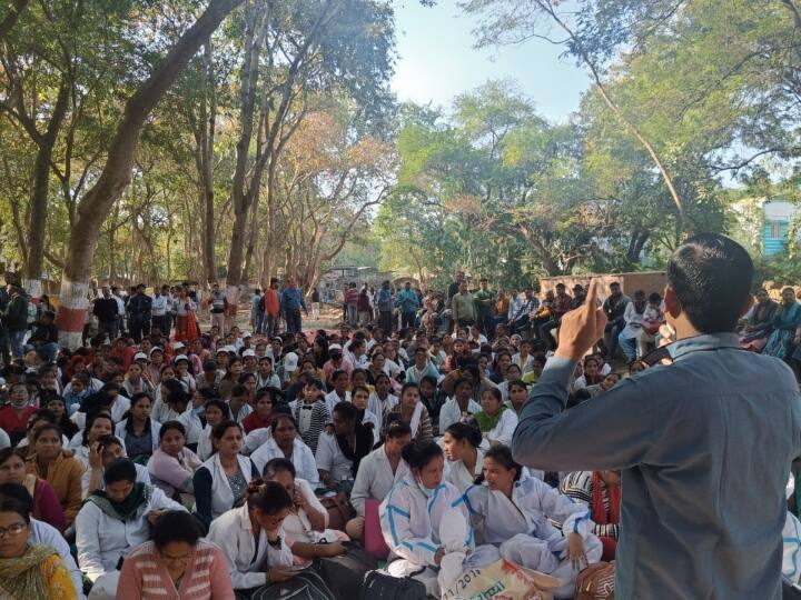 MP News: कोरोना के खतरे के बीच 32 हजार संविदाकर्मी हड़ताल पर, शिवराज सरकार की सबसे बढ़ीं मुश्किलें MP Corona Update 32000 contract workers strike amid Covid 19 Shivraj Singh Chouhan government ann MP News: कोरोना के खतरे के बीच 32 हजार संविदाकर्मी हड़ताल पर, शिवराज सरकार की सबसे बढ़ीं मुश्किलें