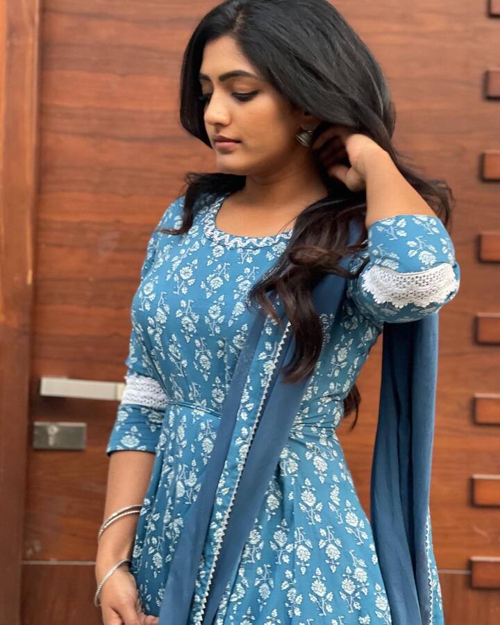 వరంగల్ లో పుట్టిన ఈ తెలంగాణ పోరి 'అంతకు ముందు ఆ తరువాత' సినిమాతో మంచి గుర్తింపు తెచ్చుకుంది. Image Credit: Eesha Rebba/Instagram