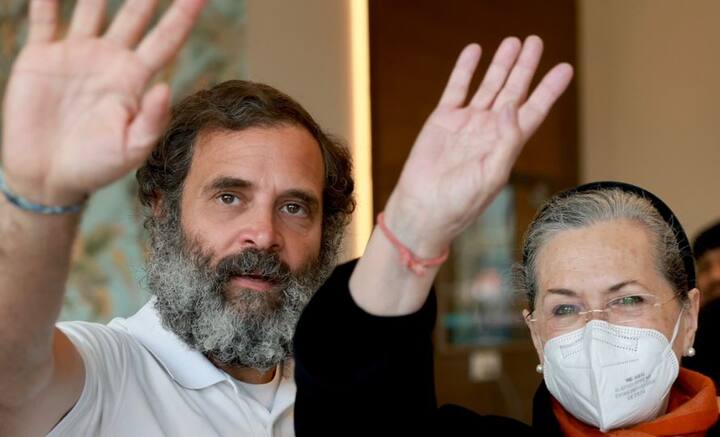 এতকিছুর মাঝে মায়ের প্রতি ভালবাসা, শ্রদ্ধা এবং আবেগে ভাসলেন রাহুল। মায়ের সঙ্গে সোশ্যাল মিডিয়ায় ছবি পোস্ট করেছেন তিনি। তাতে লিখেছেন, ‘যে ভালবাসা পেয়েছি এঁর সঙ্গে, তা-ই ভাগ করে নিচ্ছি দেশের সঙ্গে’।