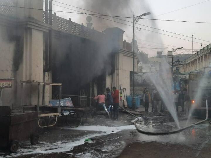 Rajasthan Udaipur shrinath temple guest house blast chaos aNN Udaipur Blast: श्रीनाथ मंदिर के गेस्ट हाउस में ब्लास्ट, मची अफरा-तफरी , 1 घंटे में आग पर पाया गया काबू