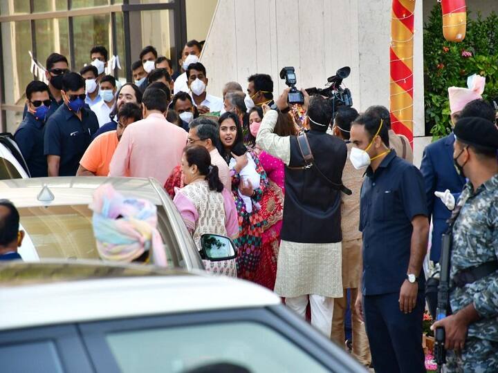 रिलायंस ग्रुप के चेयरमैन मुकेश अंबानी की बेटी एवं रिलायंस रिटेल की निदेशक ईशा अंबानी आज अपने जुड़वा बच्चों के साथ मुंबई पहुंची हैं. जहां उनका भव्य स्वागत हुआ है.