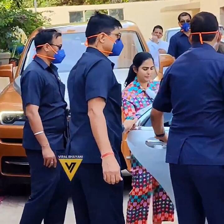 सोशल मीडियावर हे फोटो चांगलेच व्हायरल होत आहेत. या फोटोंवर सर्वजण अभिनंदन करताना दिसत आहेत.