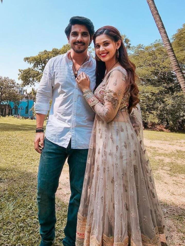 लोकप्रिय टीवी कपल एलिस कौशिक और कंवर ढिल्लों पांड्या स्टोर के सेट पर मिले थे, जिसके बाद दोनों ने मार्च में डेटिंग शुरू की थी. दोनों ने एक पोस्ट के जरिए सोशल मीडिया पर एक दूसरे के लिए अपने प्यार का इजहार किया था.