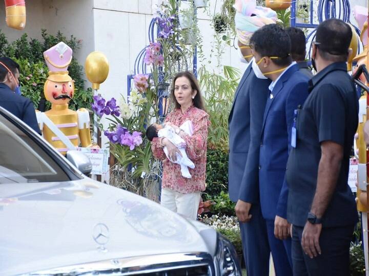 ईशा अंबानी के पिता मुकेश और मां नीता अंबानी अपनी बेटी ईशा और उनके पति आनंद पीरामल का जुड़वां बच्चों के साथ स्वागत कर रहे हैं.