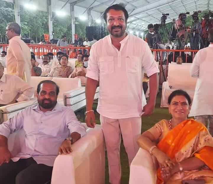 వైభవ్ సూర్య ఇన్ స్ట్రా అకౌంట్ చూస్తే ఎక్కువగా రాజకీయనాయకులతో కలసి ఉన్న ఫొటోస్ కనిపిస్తాయి