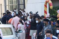 Isha Ambani Photos: बच्चों के साथ मुंबई पहुंचीं ईशा अंबानी, मुकेश अंबानी सहित पूरे परिवार ने किया ग्रैंड वेलकम