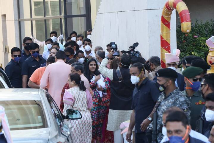 ईशा अंबानी ने आनंद पीरामल से शादी की है. उन्होंने 19 नवंबर, 2022 को सीडर सेनई, लॉस एंजिल्स में ईशा अंबानी ने दो खूबसूरत बच्चों, एक बेटे और एक बेटी को जन्म दिया था.