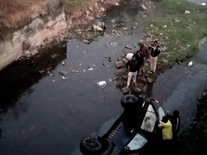 सध्या त्यांची प्रकृती स्थिर असल्याची माहिती मिळतेय. मात्र, त्यांच्या बरगड्या आणि पायाला बराच मार लागल्याची माहिती मिळतेय.