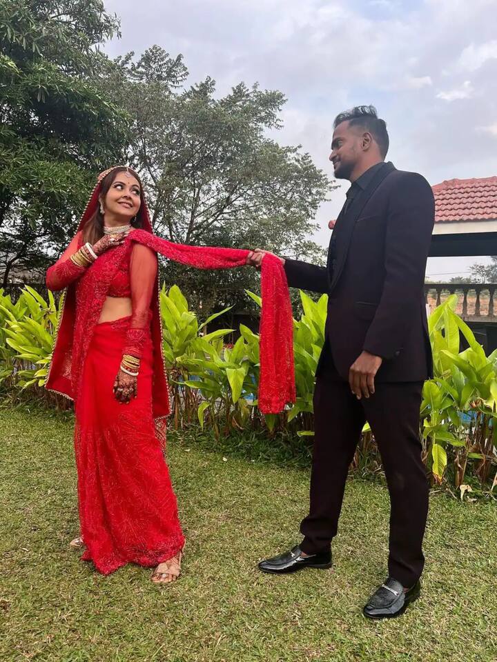 टीवी की गोपी बहू के नाम से फेमस देवोलीना भट्टाचार्जी ने हाल ही में अपने जिम ट्रेनर शहनवाज शेख के साथ रजिस्टर्ड मैरेज की है. दोनों की शादी की झलकें कई दिनों तक इंटरनेट पर छाई रही थीं.