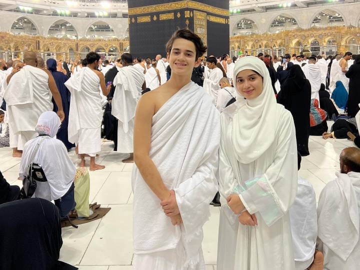 Jannat Zubair Umrah Pics: टेलीविजन एक्ट्रेस जन्नत जुबैर की सोशल मीडिया पर कुछ तस्वीरें सामने आई हैं, जिसमें वह उमराह के बाद अपने भाई अयान जुबैर के साथ नजर आ रही हैं.