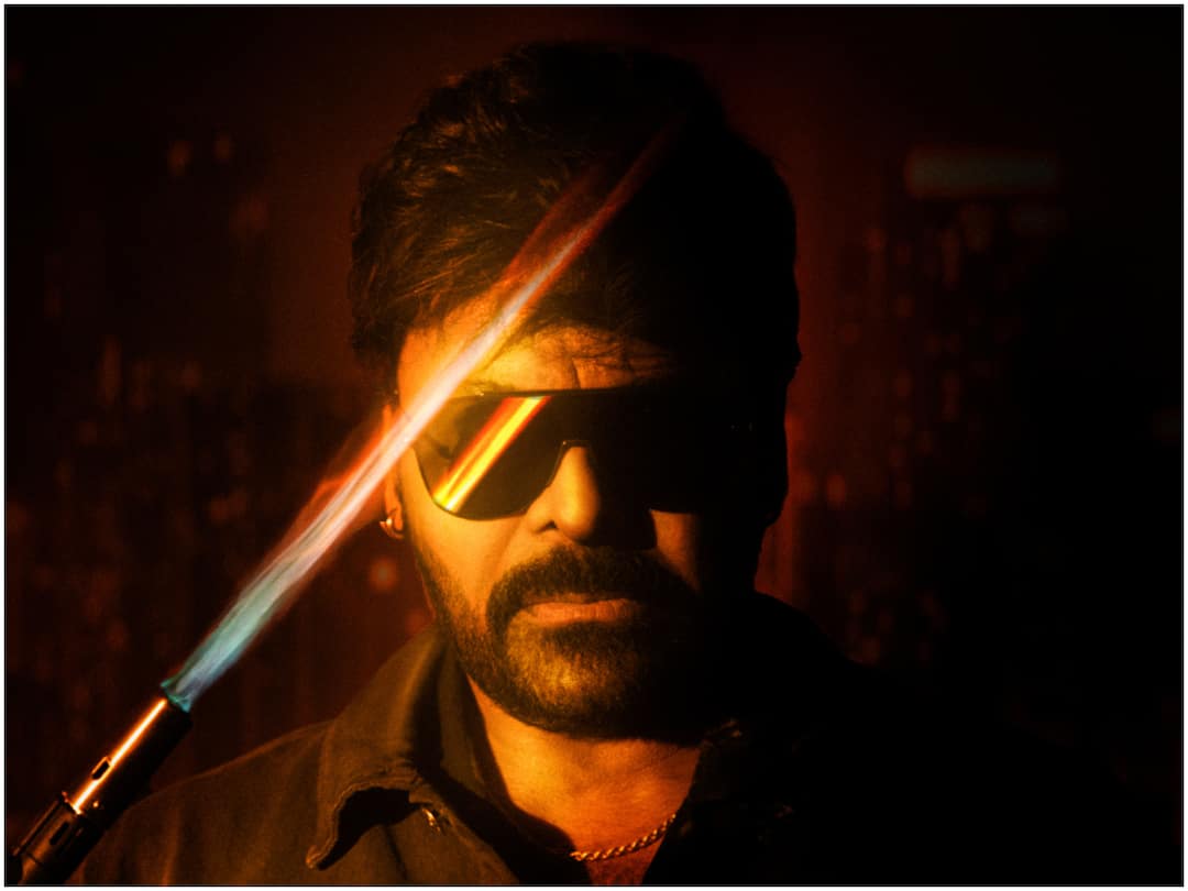 Chiranjeevi's Waltair Veerayya Fierce Look in TitleSong Poster Reminds Us Gang Leader Days Full Song Dec 26th Waltair Veerayya Title Song : గ్యాంగ్ లీడర్‌ను గుర్తు చేస్తున్న వీరయ్య - టైటిల్ సాంగ్‌తో రఫ్ఫాడించడానికి రెడీ