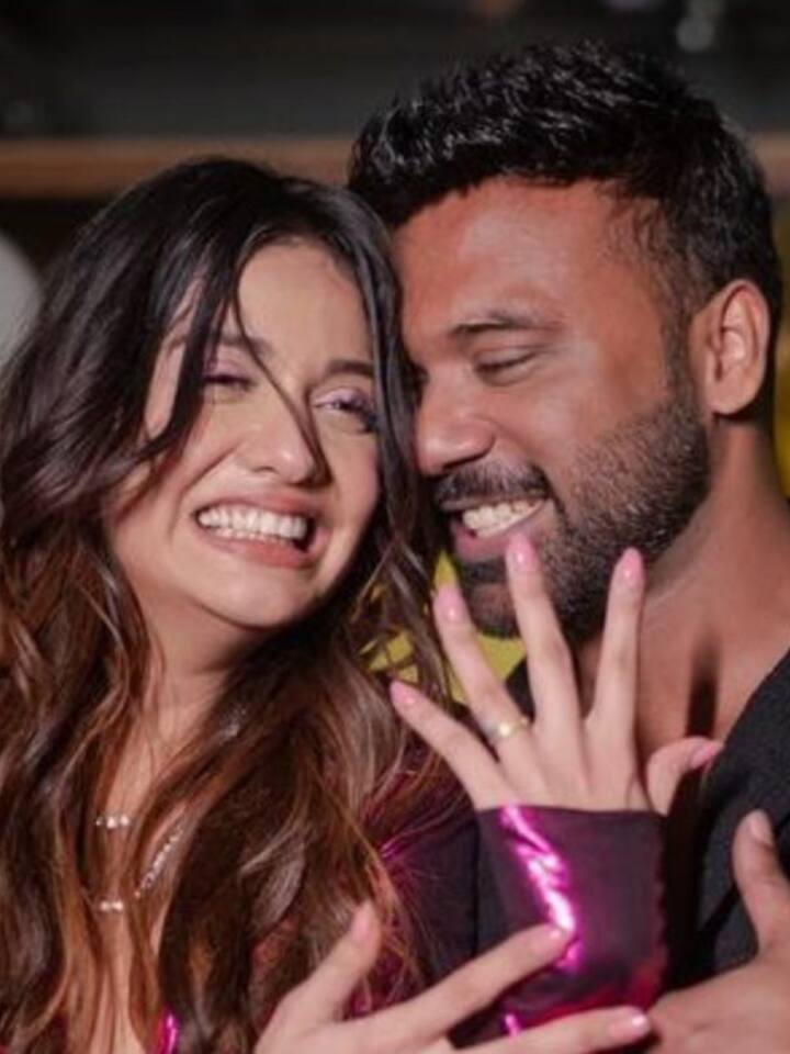 बिग बॉस ओटीटी विनर दिव्या अग्रवाल (Divya Agarwal) ने भी हाल में अपने 30वें जन्मदिन पर अपने लॉन्ग टाइम बॉयफ्रेंड अपूर्वा पडगांवकर से सगाई की. उम्मीद है दोनों अगले साल 2023 में सात फेरे लेंगे.