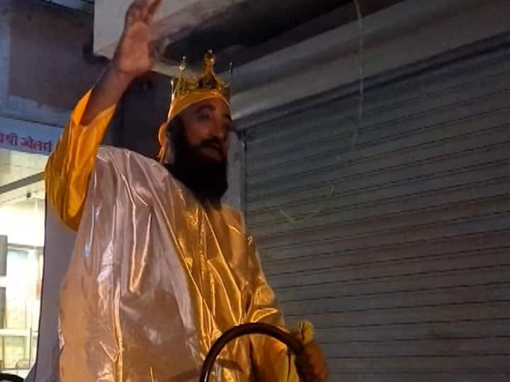 आम्ही सर्व एक आहोत असा संदेश देतानाच कोरोनाच्या काळात नागरिकांना सेवा देणारे डॉक्टर, सफाई कर्मचारी आणि पोलीस यांचा देखील या देखाव्यात सन्मान करण्यात आला.