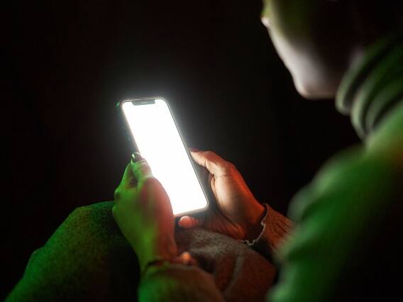 Using the Smartphone at Full Brightness can cause this damage Phone Use : મોબાઈલ ફોન ફુલ બ્રાઈટનેસ રાખનારાઓ સાવધાન!!! આંખોની સાથો સાથ થશે આ નુકશાન