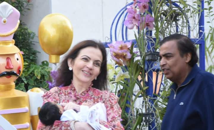 Isha Ambani's Twins: ইশা এবং আনন্দ মেয়ের নাম রেখেছেন আদিয়া। ছেলের নাম কৃষ্ণ। ২০১৮ সালে সাতপাকে বাঁধা পড়েন ইশা এবং আনন্দ।