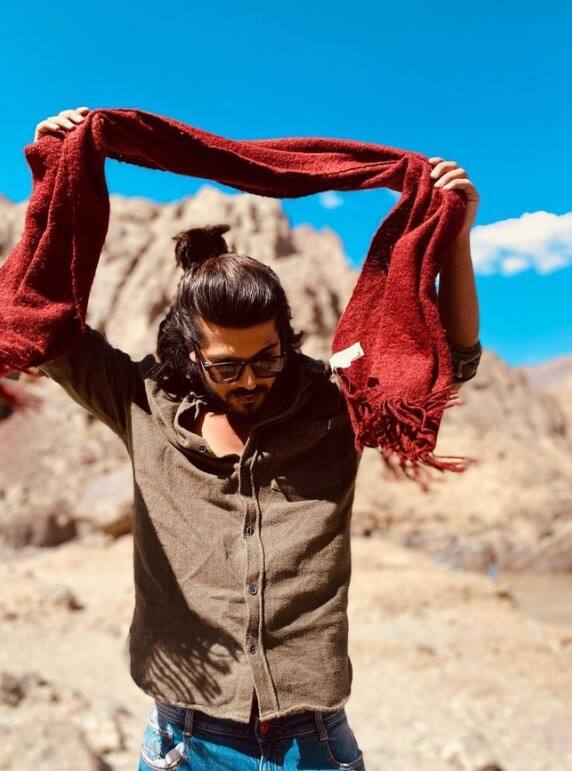 महाराष्ट्रातील मुस्लिम कुटुंबात जन्मलेल्या शीझानने लहानपणापासूनच अभिनय क्षेत्रात आहे.