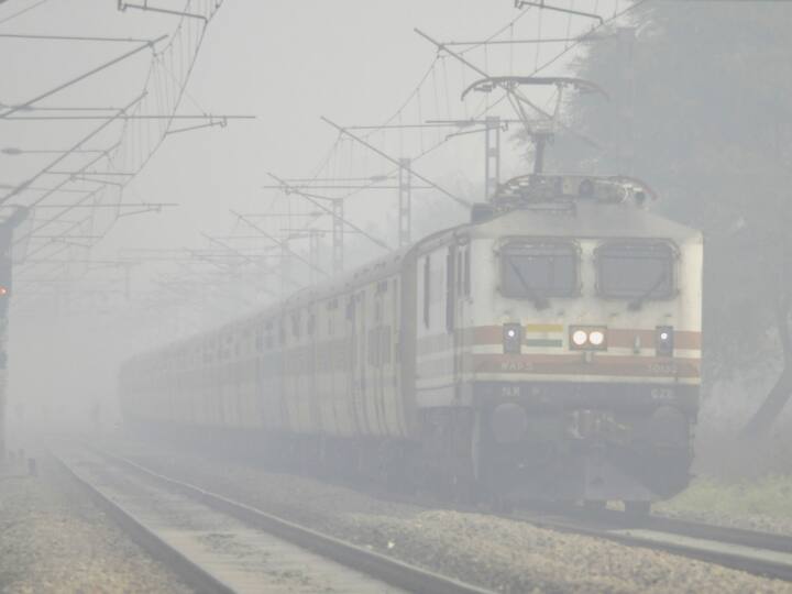Delhi Weather Update Visibility reaches 100 meters and 14 trains delayed due to fog Delhi Weather Update: दिल्ली में घने कोहरे का कहर, 100 मीटर तक पहुंची विजिबिलिटी, 14 ट्रेनें हुईं लेट