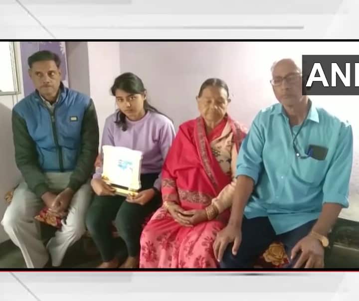 सानिया मिर्झा उत्तर प्रदेशातील मिर्झापूरच्या जसोवर गावात राहते. सानियाचे वडील शाहिद अली टीव्ही मेकॅनिक आहेत.  (PC : ANI)